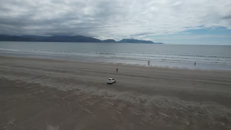 Drohnenansicht,-Geparktes-Auto-Auf-Der-Dingle-Halbinsel-Am-Inch-Beach