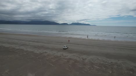 coche con vista de drones estacionado en la península de dingle de inch beach