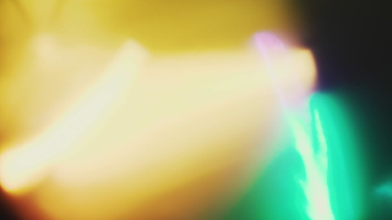 una cálida luz futurista soñadora salpica en la oscuridad.