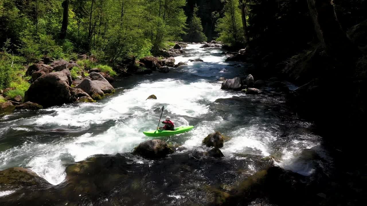 vista aérea de kayakista de aguas bravas corriendo rápidos de clase iv en la sección mill creek del río rogue en el sur de oregon