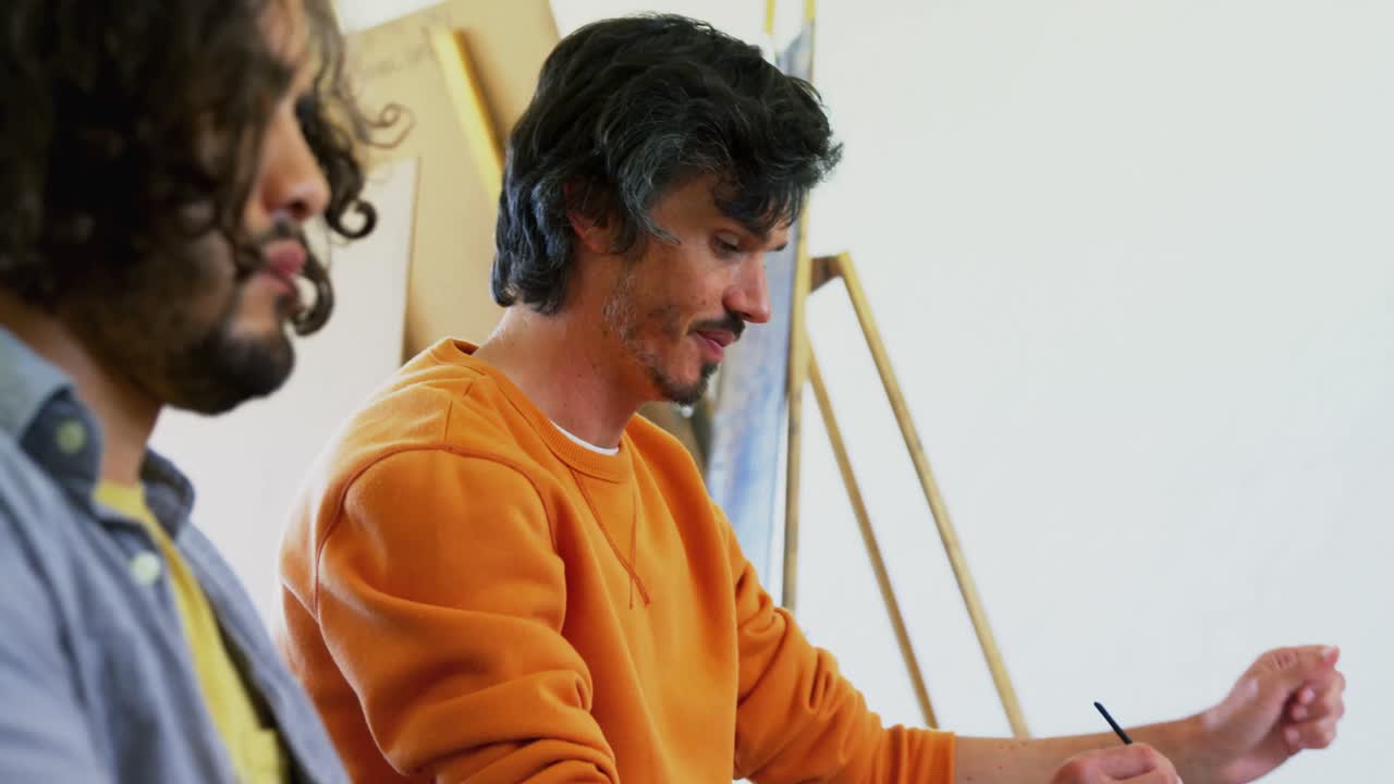 캔버스 4k에 스케치하는 예술가