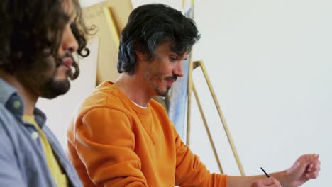 artistas dibujando en lienzo 4k