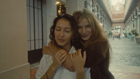 dos mujeres abrazándose al aire libre