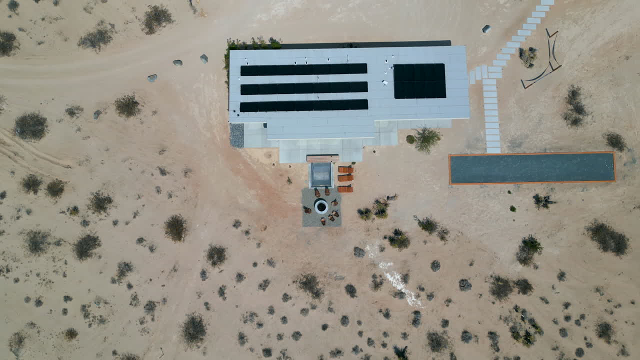 Ripresa con drone di un focolare da giardino di una casa isolata nel deserto di Joshua Tree