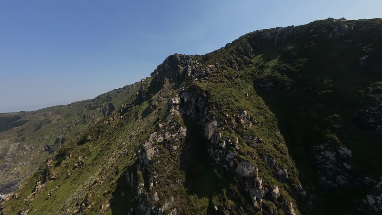 Volo FPV al tramonto sull'oceano, con il sole che scompare all'orizzonte e riflessi dorati sull'acqua, che trasmette libertà, velocità e un'atmosfera tranquilla e cinematografica