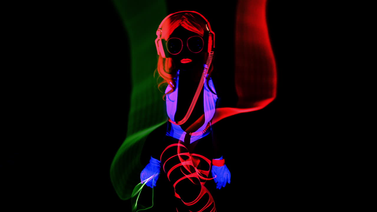 mujer uv brillante 02