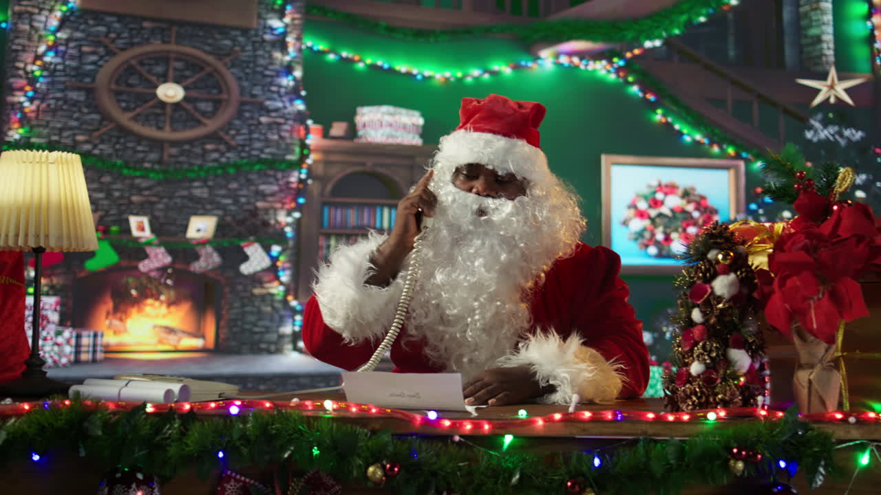 산타클로스가 그의 작업실에서