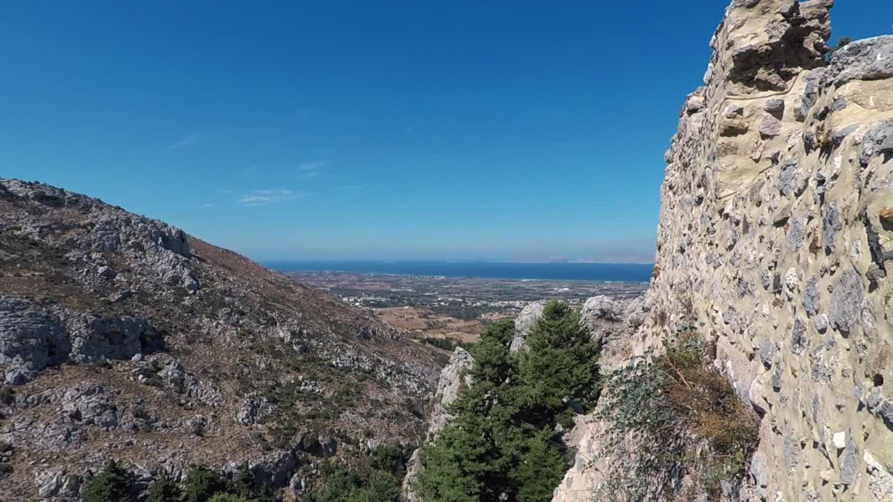 una vista desde paleo pili, un sitio histórico en la isla de kos en grecia