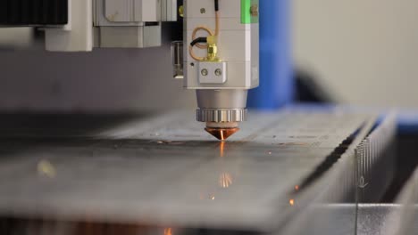 corte láser cnc de metal, tecnología industrial moderna.
