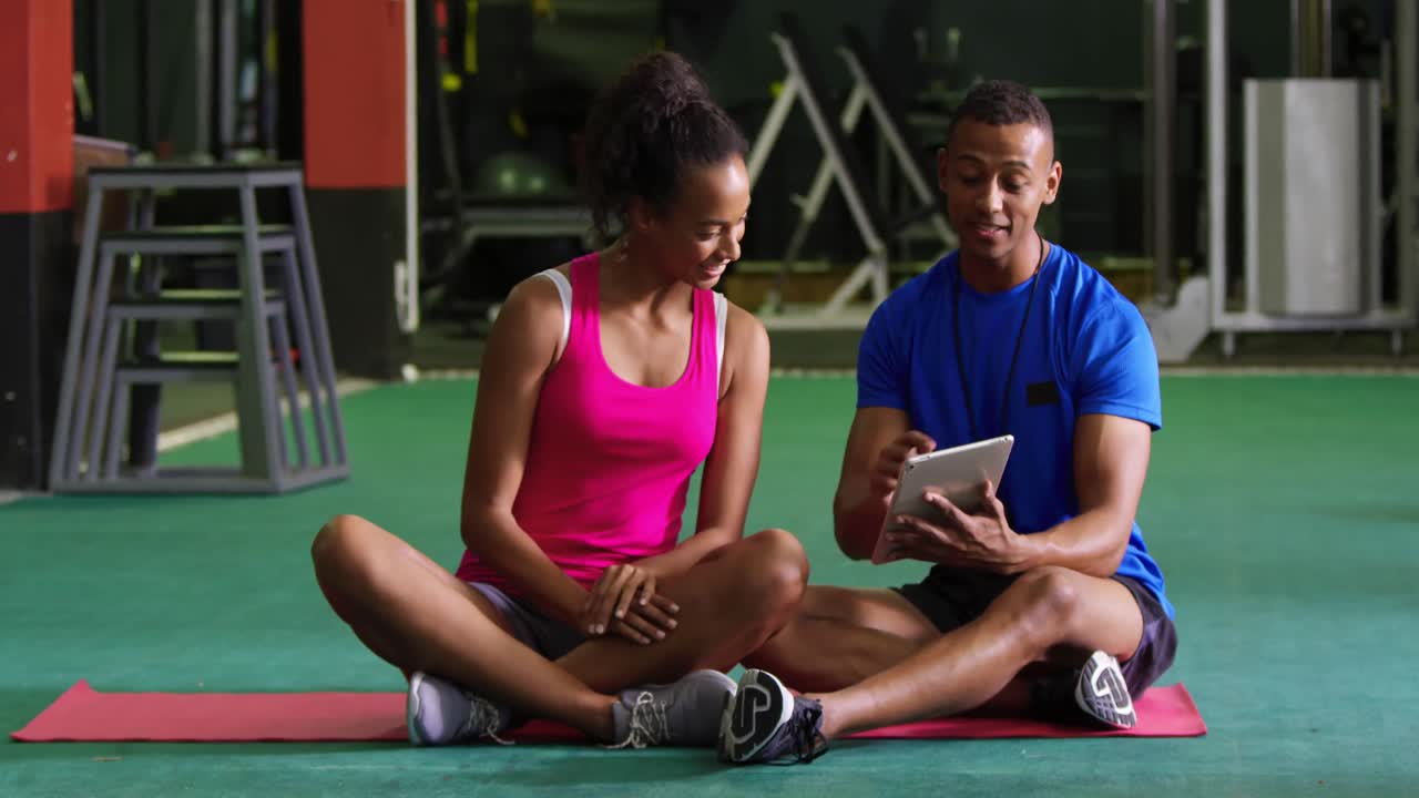 mujer haciendo ejercicio en un gimnasio