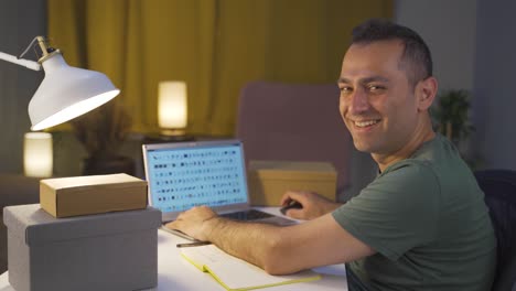 emprendedor de comercio electrónico sonriendo a la cámara.