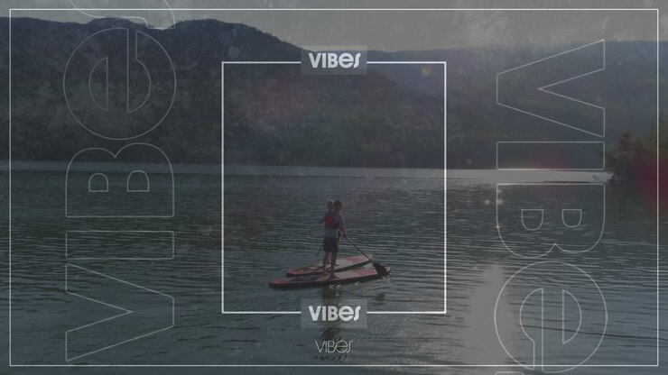 Animazione del testo 'vibes' su una coppia in canoa