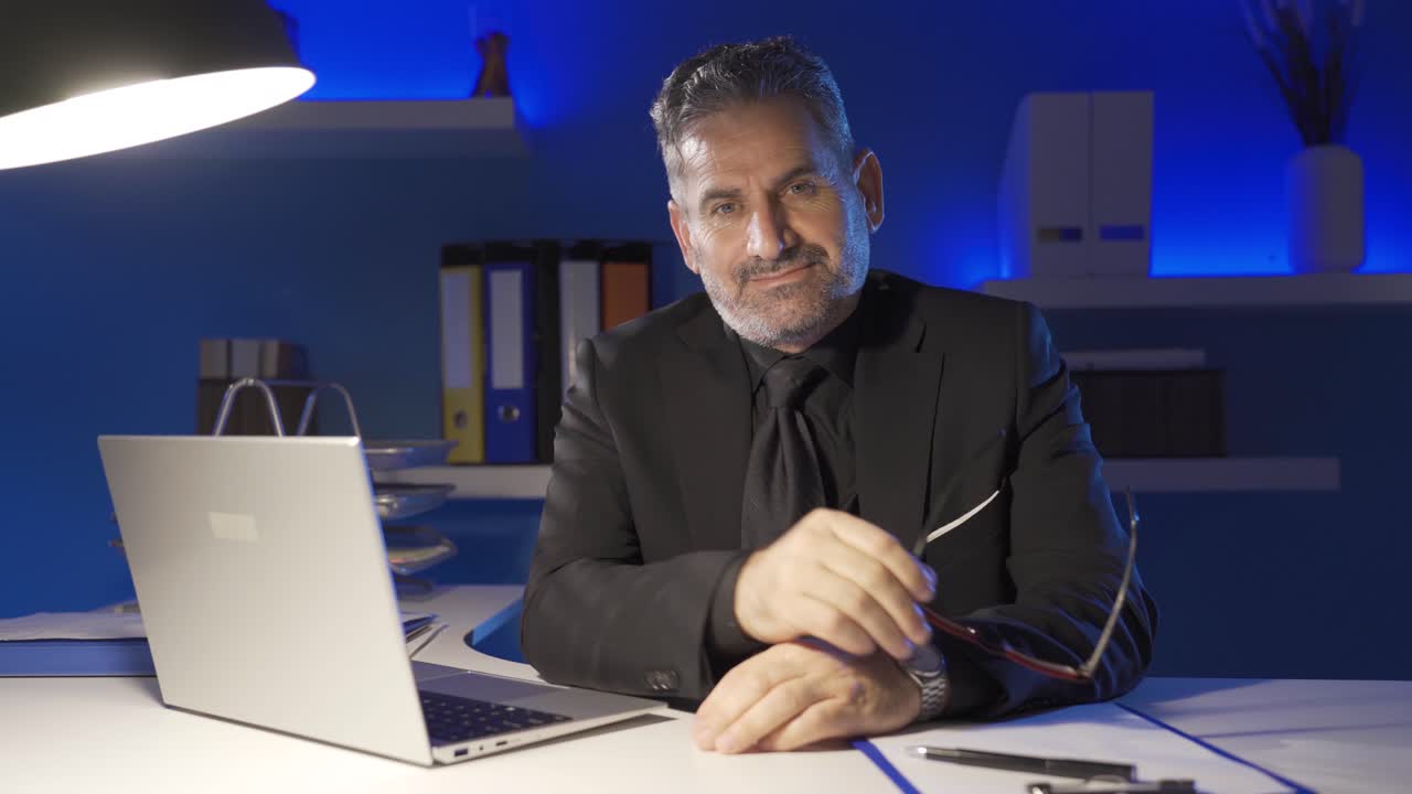 retrato de un hombre de negocios exitoso y seguro de sí mismo.