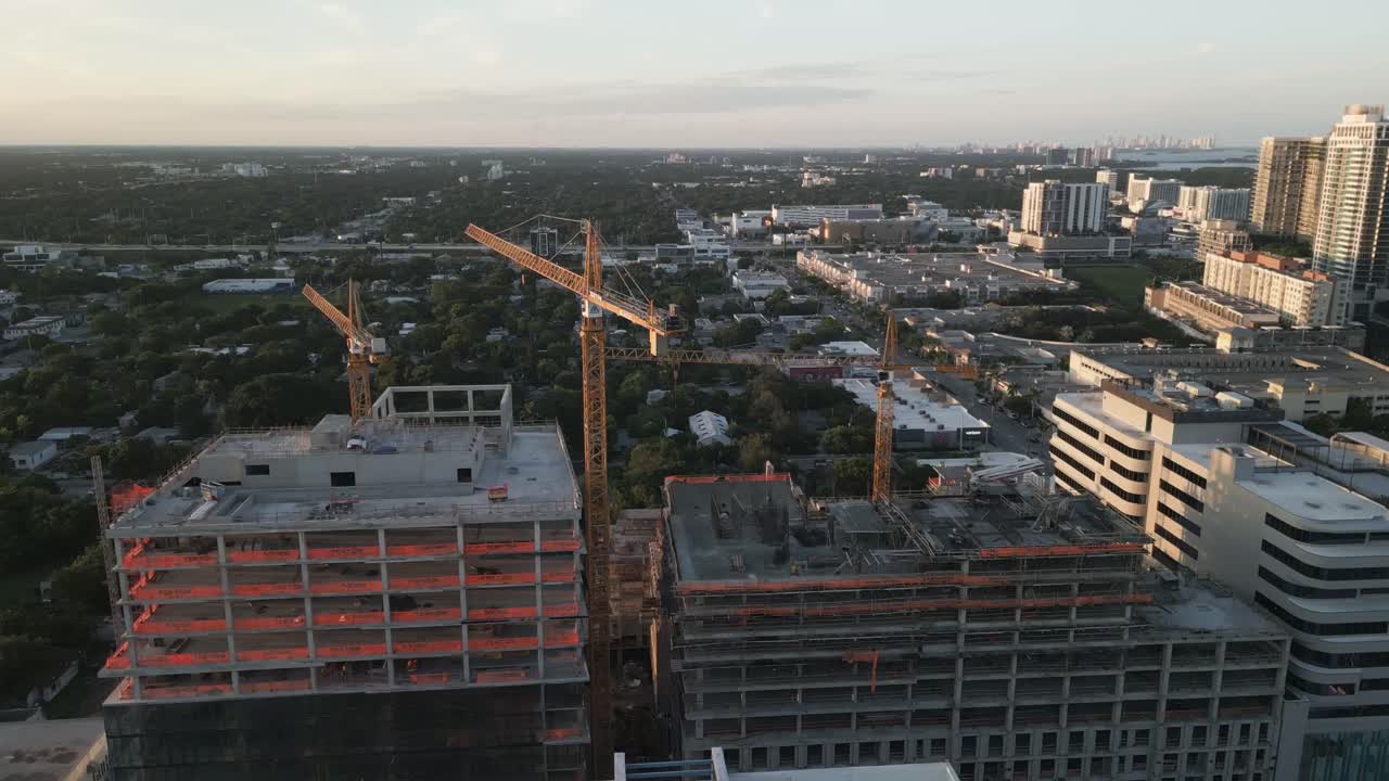 imágenes aéreas de miami al atardecer del sitio de construcción desarrollo del paisaje urbano con grúa