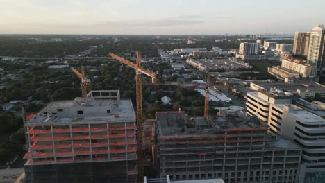 Imágenes-Aéreas-De-Miami-Al-Atardecer-Del-Desarrollo-Del-Sitio-De-Construcción-Del-Paisaje-Urbano-Con-Grúa