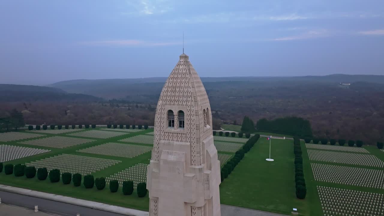 Veduta aerea del paesaggio commemorativo di Douaumont durante un vivido tramonto
