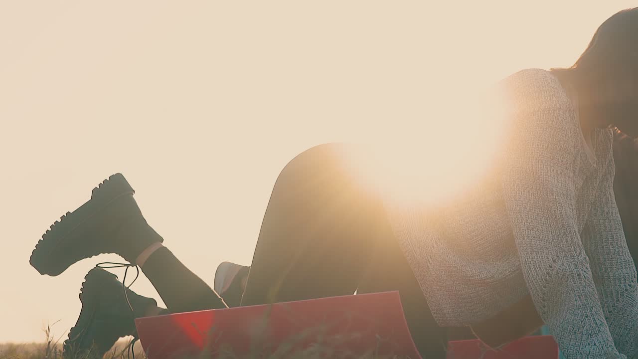 미소 짓는 여자 들 은 캠프 에서 운동 을 하는 다리 를 들어 서서히 움직인다