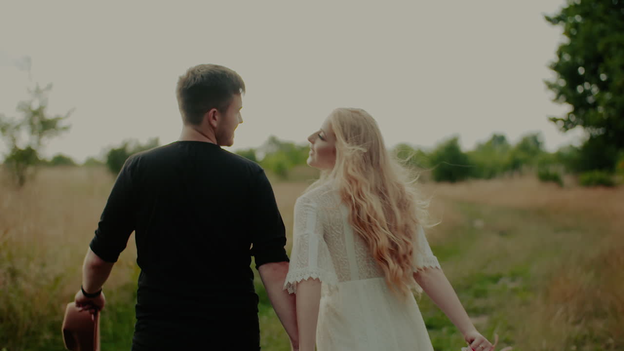 여름 1에 야외에서 걷고 웃는 즐거운 커플