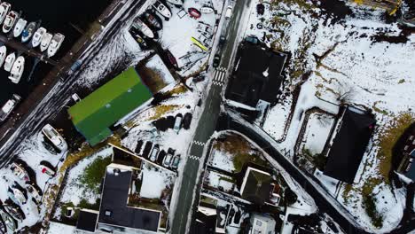 disparo de drones con vistas al pueblo con puerto cubierto de nieve en las islas feroe