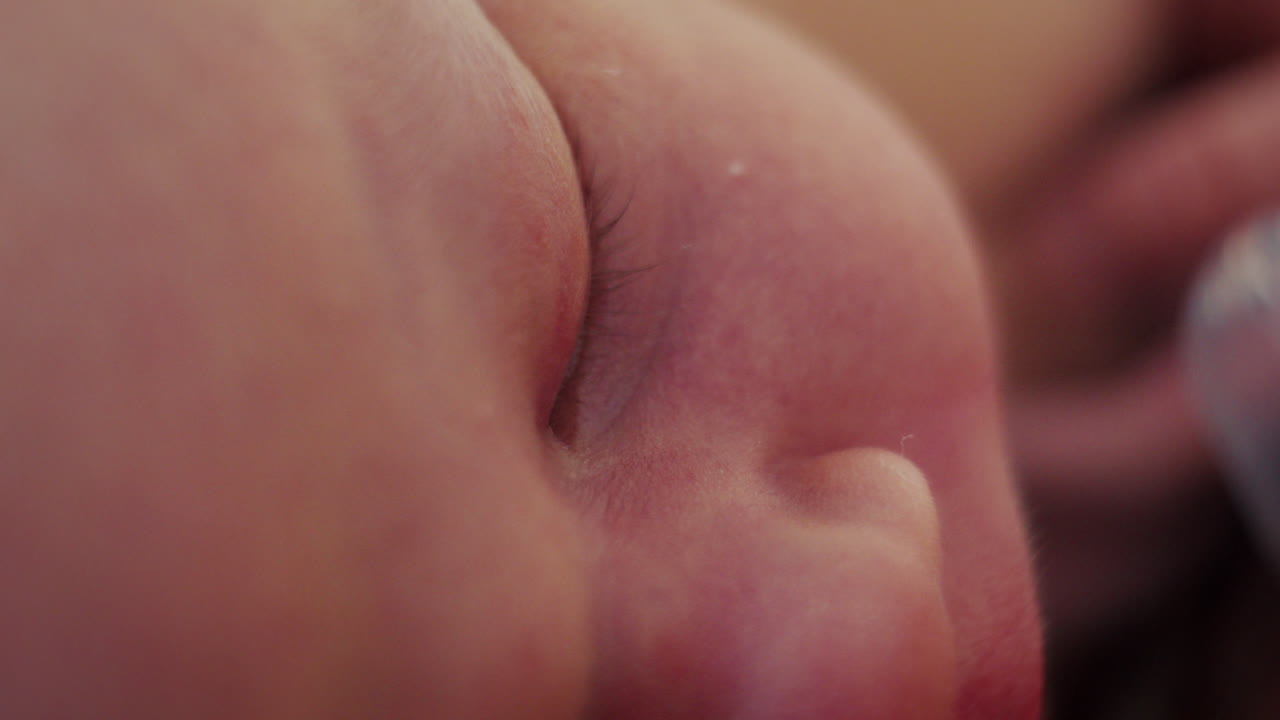 Primo piano del viso pacifico di un neonato addormentato