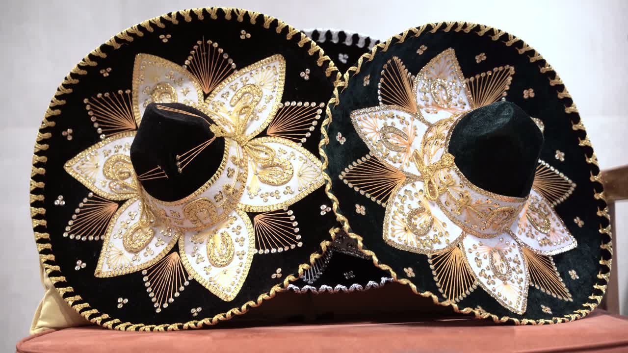 arreglo de algunos sombreros mexicanos tradicionales