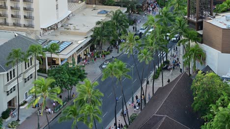 Vista-Mirando-Hacia-Abajo-En-La-Avenida-Kalakaua-En-Waikiki-Durante-La-Noche