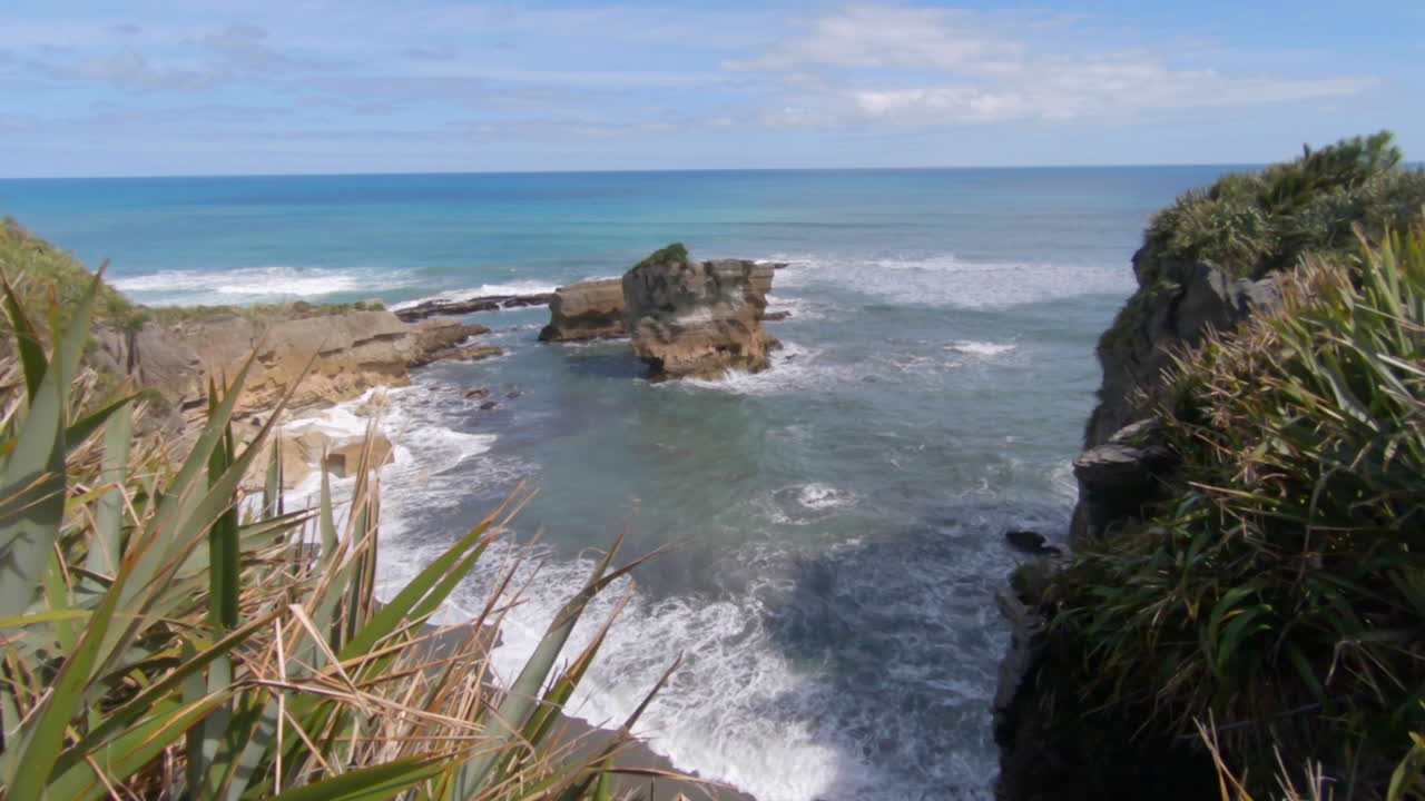 fotografía panorámica del mar agitado en una bahía rocosa, punakaiki, nueva zelanda