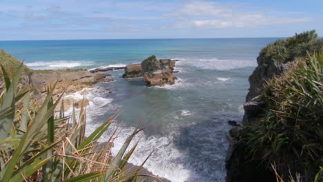 Foto-Panorámica-Del-Mar-Agitado-En-Una-Bahía-Rocosa,-Punakaiki,-Nueva-Zelanda