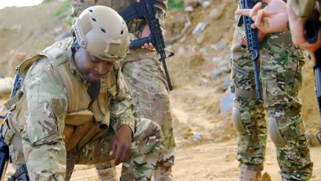 Militärsoldaten-Gemischter-Abstammung-Planen-Auf-Dem-Feld-Während-Der-Militärischen-Ausbildung-4k