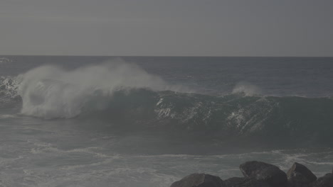 las poderosas olas del océano