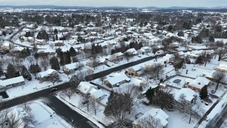 Antena-De-Invierno-De-Un-Barrio-Estadounidense-Con-Calles-Y-Techos-Cubiertos-De-Nieve