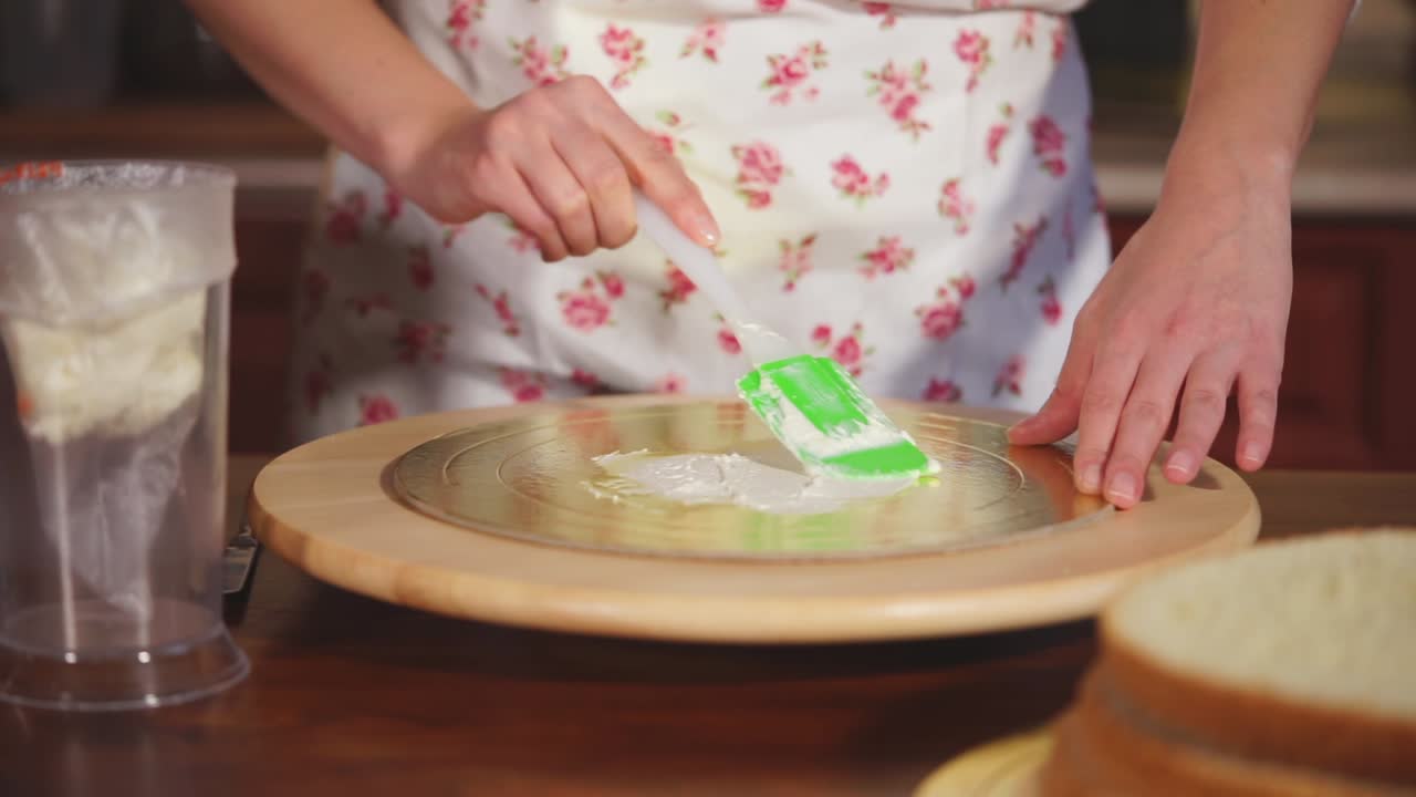 층 케이크 를 장식 하는 여자