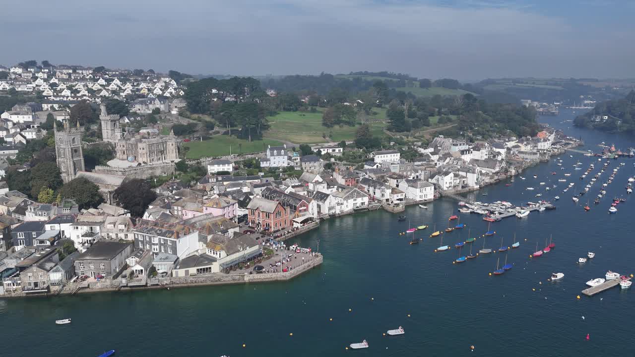 fowey cornwall reino unido estableciendo disparo aéreo disparo panorámico
