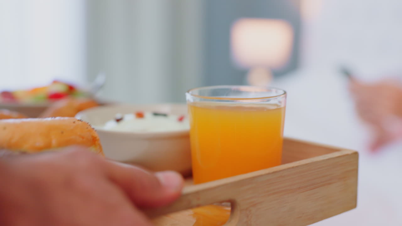 Colazione, letto e coppia con cibo sano