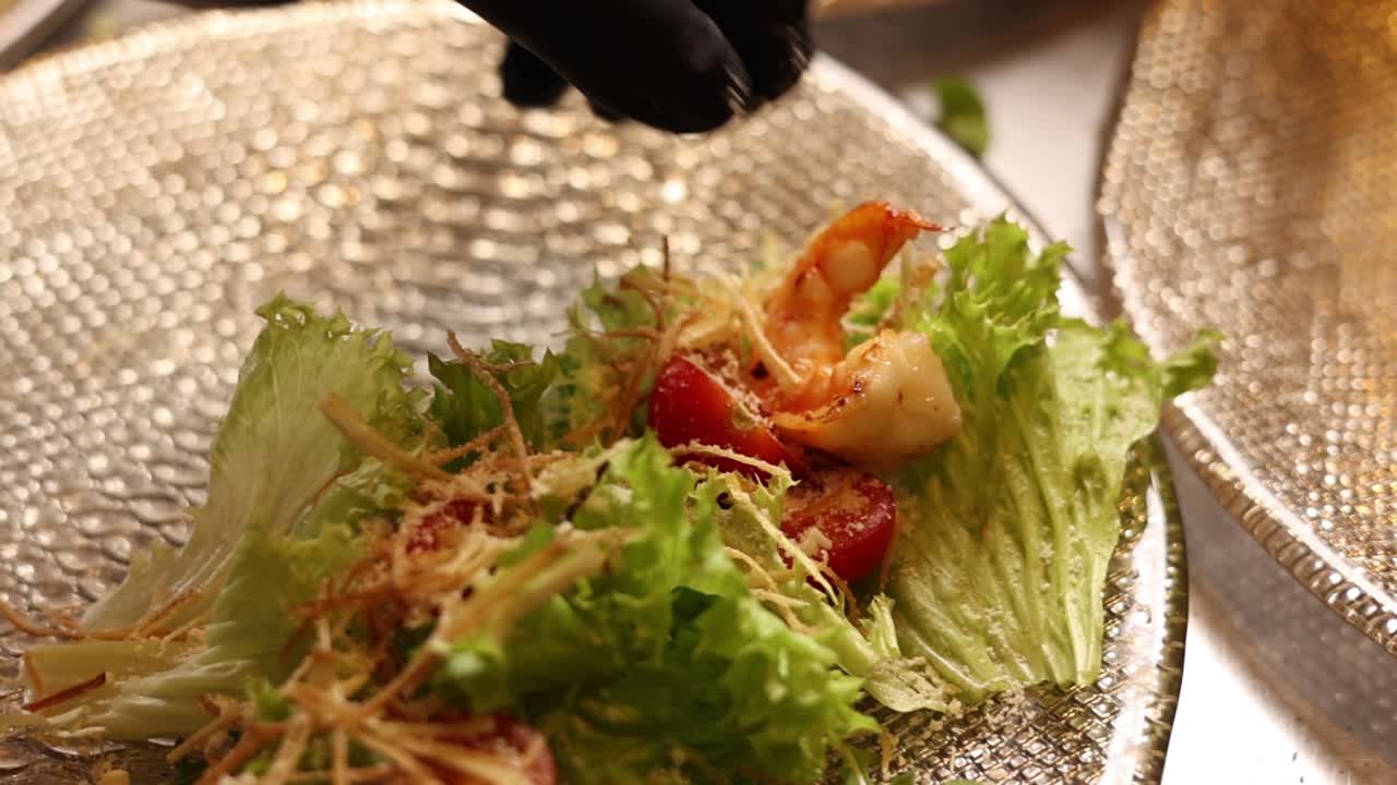 셰프가 새우와 함께 카이사르 러드를 준비하고 있다