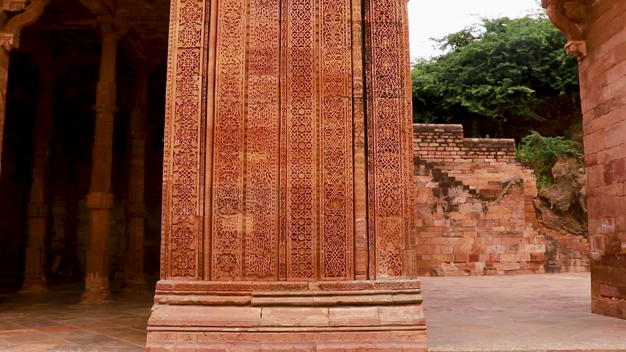 antigua gran mezquita llamada adhai din ka jhonpra arquitectura de pared vintage desde un ángulo único el video se toma en adhai din ka jhonpra en ajmer rajasthan india el 19 de agosto de 2023