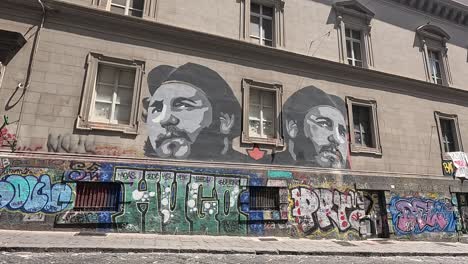 graffiti y murales en un edificio de la ciudad