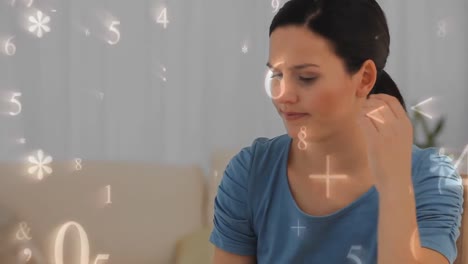 animación de números flotando sobre una mujer haciendo papeleo.