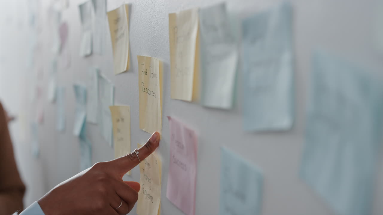 비즈니스 사람 들 의 손 들 에 붙어 있는 메모 를 사용 하고, 창의적 인 문제 해결 아이디어 를 공유 하고, 사무실 에서 팀워크 를 한다