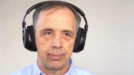 hombre mayor feliz escuchando música