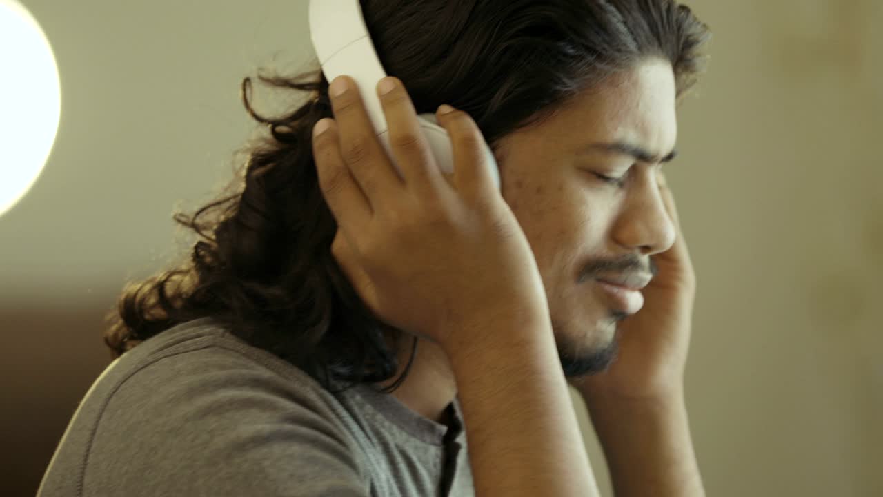 joven escuchando música con auriculares