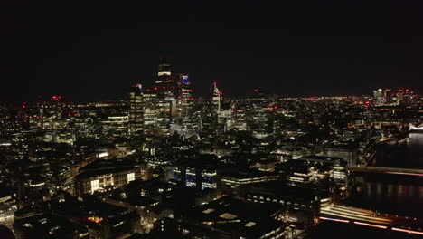 Nachtszene-Aus-Der-Luft.-Rückwärts-Zeigen-Stadtbild-Und-Brücken-über-Die-Themse.-Stadtlichter-Bei-Nacht.-London,-Vereinigtes-Königreich