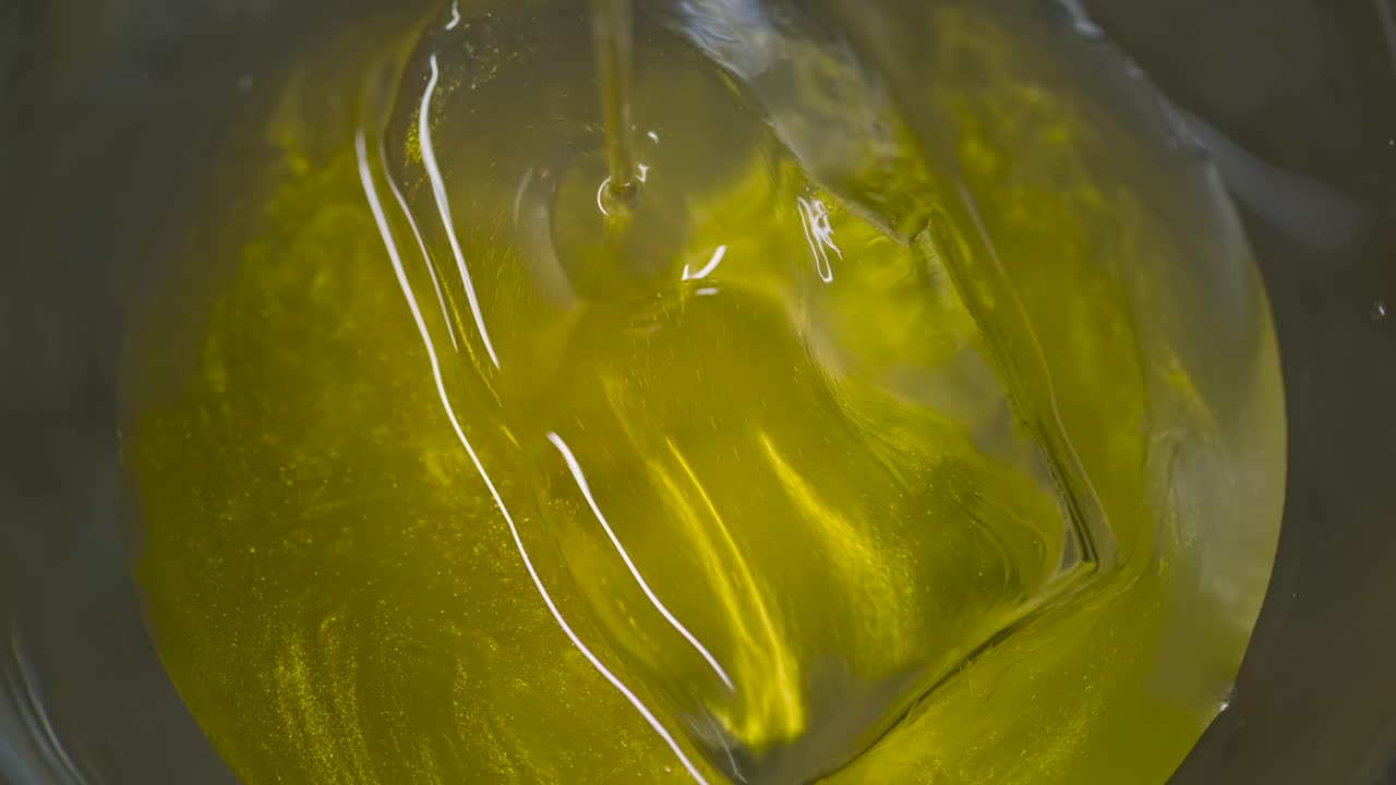 vertiendo líquido de oro con hielo