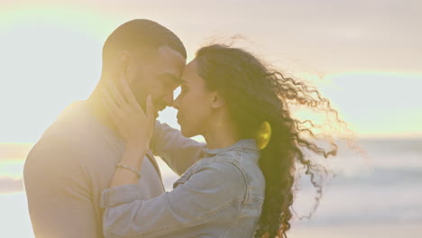 pareja, frente junta y playa al atardecer