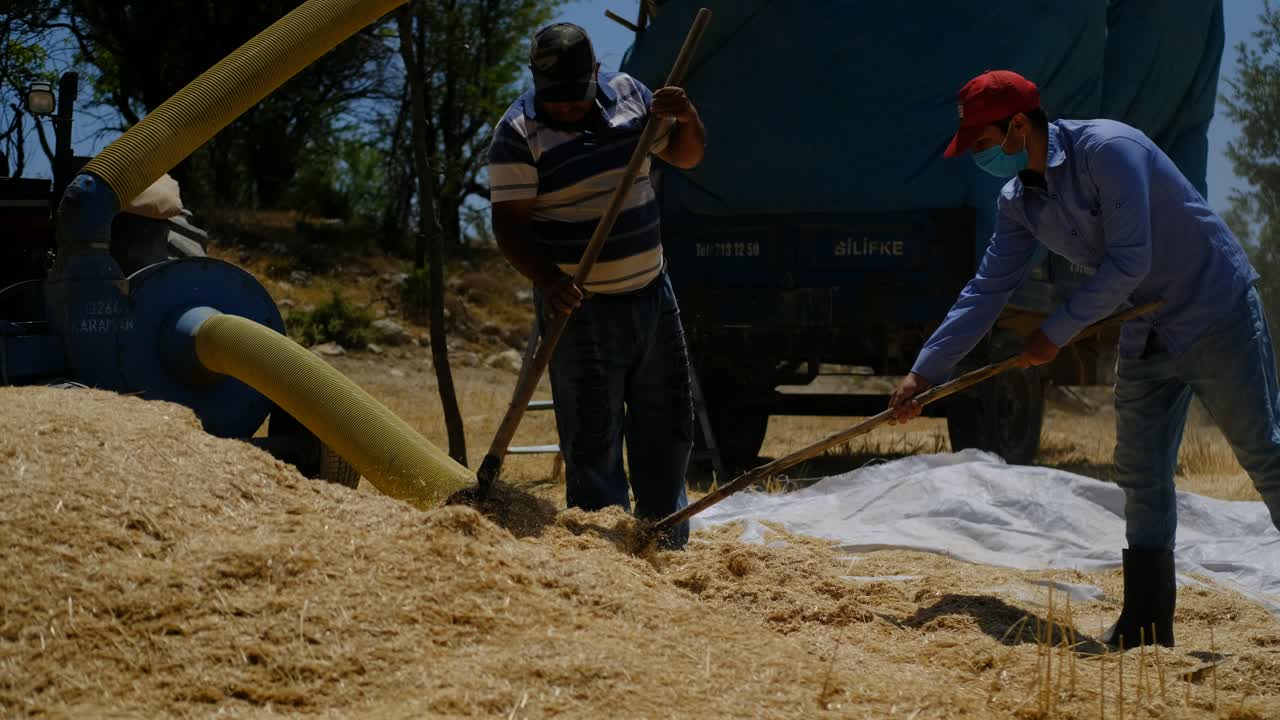 agricultor con pulverizador de heno