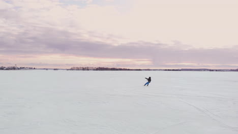 Un-Hombre-Esquía-En-La-Nieve-En-Un-Campo-Al-Atardecer.-Su-Paracaídas-Tira.-Kitesurf-En-La-Nieve..