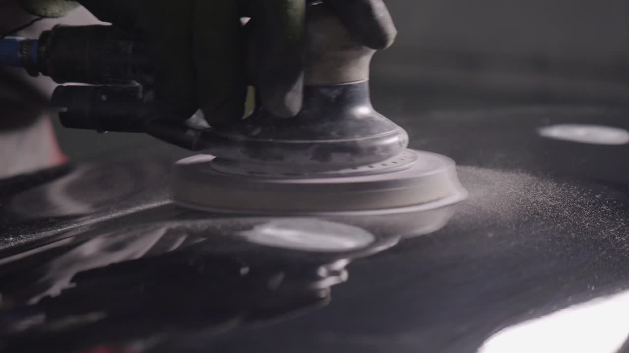 자동차 복원 작업자: 자동차 바디에 부착 된 매트리 채워진 수리