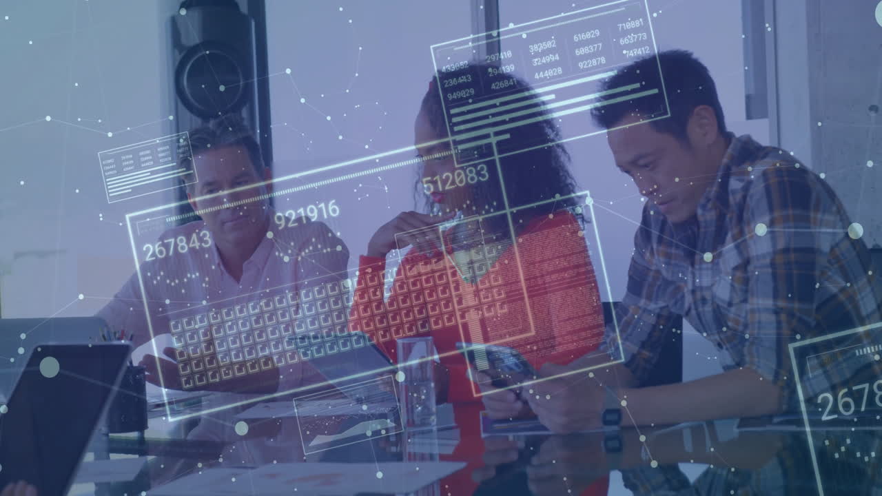 animación de pantallas con números y gráficos sobre diversos colegas discutiendo en la oficina