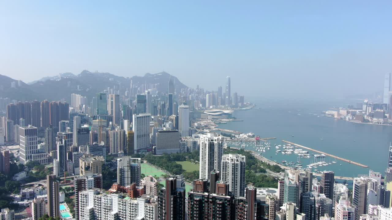 distrito exclusivo de wan chai de hong kong y rascacielos del puerto de victoria, vista aérea