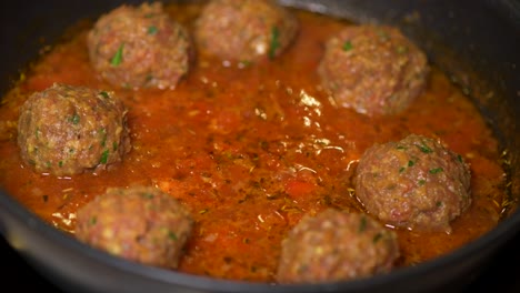 receta de albóndigas en salsa de tomate con patatas de avellana